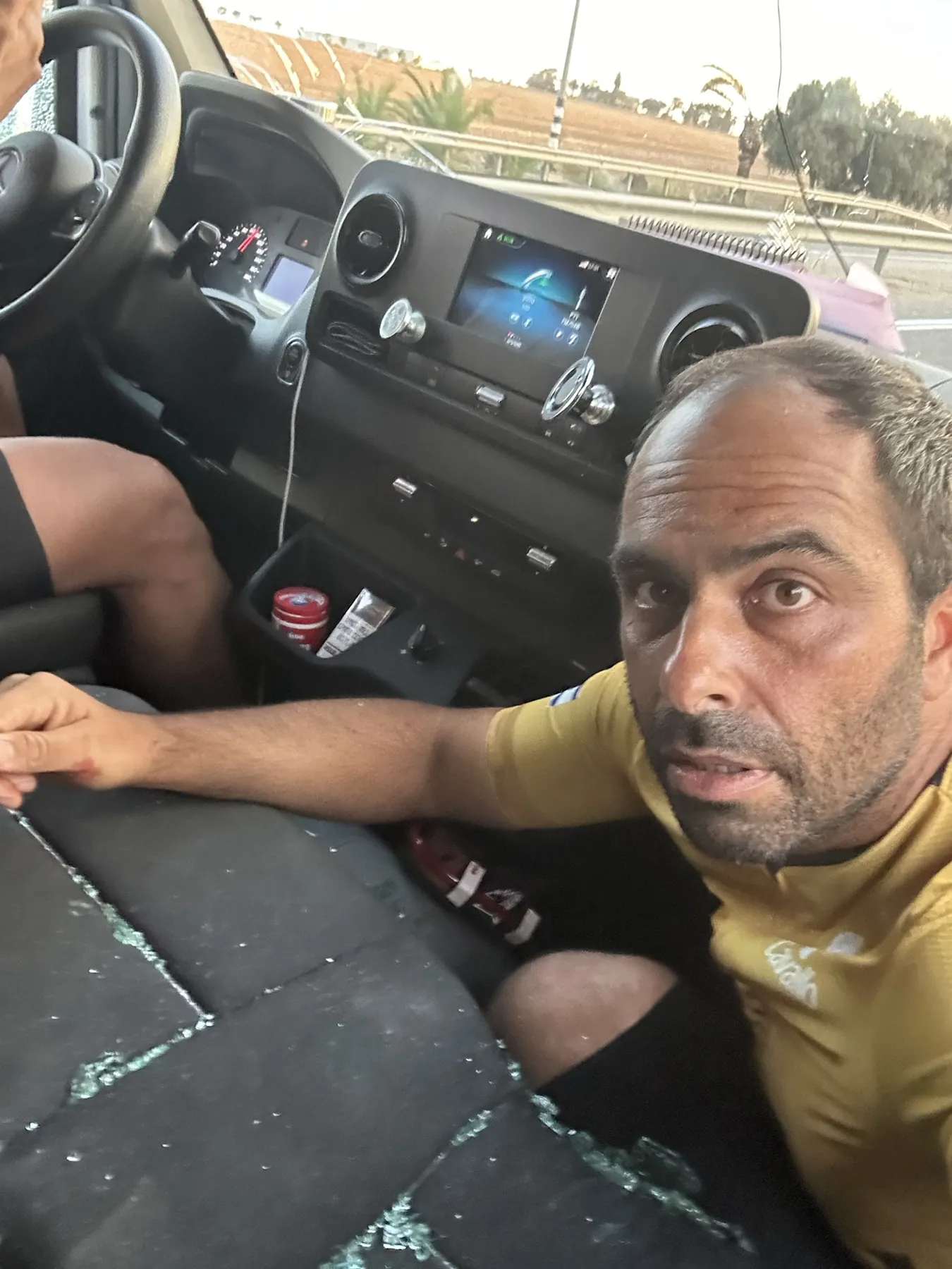 ישראל אוחנה בתוך הרכב ב-7 באוקטובר, זכוכית מנופצת על המושב